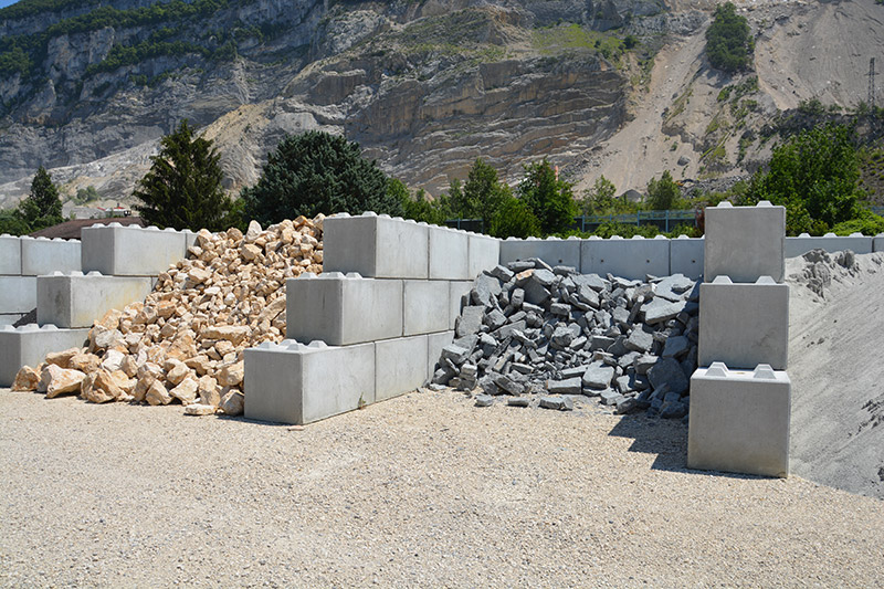 Structure de séparation en blocs béton empilés